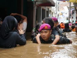 MARINIR BANTU EVAKUASI WARGA YANG TERJEBAK BANJIR