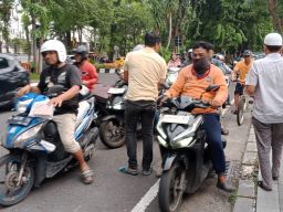 Berkah Ramadan: Wartawan Surabaya Berbagi Takjil untuk Masyarakat