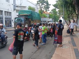 Komunitas Mendem Batandos Surabaya Gelar Aksi Amal, Bagikan 500 Takjil Gratis
