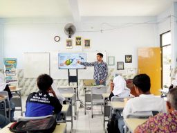 Rayakan Hardiknas 2025, ICONNET & Srikandi PLN Icon Plus Jatim Gelar Aksi Mengajar dan Donasi di SMK Nurul Huda Tulangan