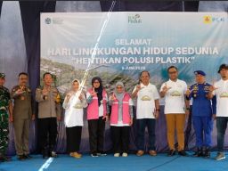 Peringati Hari Lingkungan Hidup Sedunia: Srikandi PLN UIP JBTB Tanam Mangrove di Pesisir Lamongan