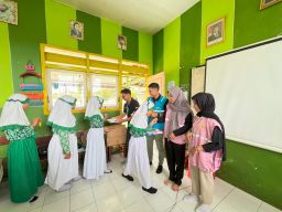 PLN Icon Plus Jatim Wujudkan Kepedulian Pendidikan dan Tebar Kebahagiaan untuk Siswa SD Islam Roudlotul Jannah Lumajang