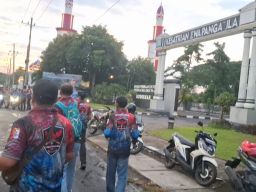 Usai Latihan Menembak, GANAS Bagikan 500 Takjil kepada Pengendara di Depan Markas Kodikmar Surabaya