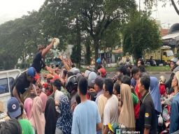 Aksi Berbagi Dibulan Ramadhan, MAKI Jatim Bagi 1.000 Paket Takjil di Pertigaan Albatros Juanda