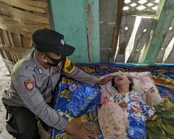 Peduli Penderita Gizi Buruk, Polsek Besuk Berikan Bantuan
