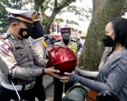 Helm Gratis di Operasi Keselamatan Semeru 2022 yang Digelar Polresta Malang Kota