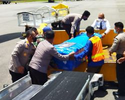 Lakukan Prosesi Penghormatan, 8 Korban Penembakan KKB Diserahkan ke Keluarga