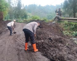 Polres Probolinggo Gerak Cepat Bantu Masyarakat Evakuasi Tebing Longsor di Jalur Wisata Bromo