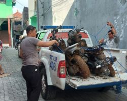 PJR Polda Jatim Evakuasi Motor Mahasiswa UNESA Korban Banjir dan Tanah Longsor di Malang