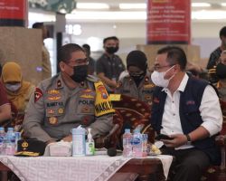 Wakapolda Jatim Cek Vaksinasi Dosis Tiga di Royal Plaza Surabaya