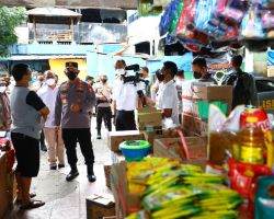 Tinjau Pasar Minggu, Kapolri Pastikan Stok Minyak Curah untuk Warga Aman