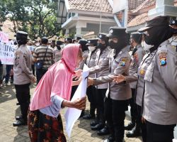 Polwan Polres Probolinggo Sigap Bantu Warga Lansia Saat Aksi Unjuk Rasa di Probolinggo