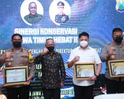 Polda Jatim Terima Penghargaan dari Dirjen KSDAE