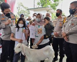 Kapolda Jatim bagikan Doorprize Kambing di vaksinasi Presisi Lumajang, seorang anak dan wartawan jadi salah satu pemenangnya