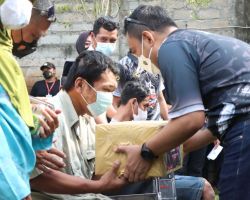 Kapolres Nganjuk Bagi Sembako dan Kursi Roda Saat Resmikan Program Wayahe Lapor Kapolres