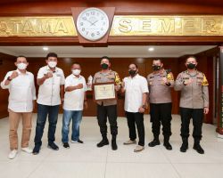 Kapolda Jatim Irjen Nico Menerima Penganugrahan PWI Jatim Award Kategori Tokoh Daerah Bidang Public Health Leaders