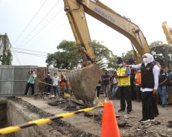 Sat-Set! Gubernur Khofifah Cek Percepatan Revitalisasi Jembatan Ngaglik Lamongan yang Ambles