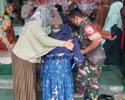 Kesulitan Berjalan, Nenek Tutik Dibopong Prajurit TNI Saat Vaksin Booster