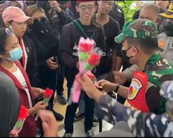 Berbagi Bunga Hingga Vaksinasi Mahasiswa, Polisi Kawal Aksi Damai BEM di Banyuwangi