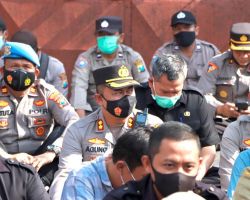 Berbaur Dengan Mahasiswa, Kapolres Kediri Kawal Aksi Damai BEM Kediri