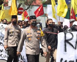 Nuansa Islami Pengamanan Aksi Mahasiswa, Petugas Polres Nganjuk Pakai Peci Tanpa Tongkat dan Tameng