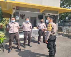 Tetap Waspada.! Himbauan Bhabinkamtibmas Polsek Gayungan Saat Kunjungan Dialogis Satpam di Kantor PLN Ketintang.