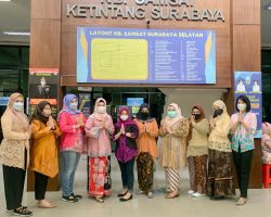 Peringati Hari Kartini, Polwan Polda Jatim Berikan Pelayanan dengan Busana Kebaya