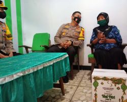 Lawan Jambret, Mbah Poninten Terima Penghargaan dari Kapolres Kediri