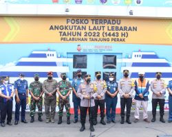Saat Pengecekan Pelabuhan Tanjung Perak, Kapolri Ingatkan Masyarakat Vaksin Booster Sebagai Syarat Mudik