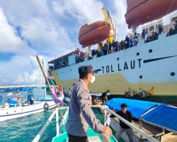 Polres Sumenep Evakuasi Penumpang Kapal Sabuk Nusantara 91 Yang Kandas di Pulau Setabok