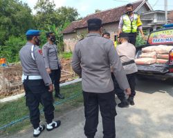 Tanggap Bencana, Polisi di Ponorogo Berikan Bantuan Korban Tanah Longsor