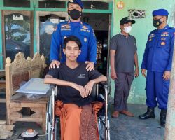 Polisi Peduli, Sat Polairud Polres Probolinggo Berikan Bantuan Kursi Roda untuk Disabilitas