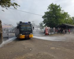 Gunakan Watercanon,Polres Blitar Kota Semprotkan Disinfektan di Pasar Dimoro