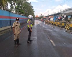 Kepedulian Anggota Satlantas Polres Pelabuhan Tanjung Perak Bantu Kesulitan Warga Dampak Banjir Rob