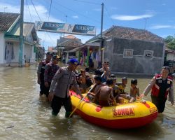 Polres Probolinggo Gunakan Perahu Karet Bantu Evakuasi Warga Terdampak Banjir Rob