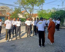 Polda Jatim Gelar Baksos Di Vihara Dhammadipa Surabaya