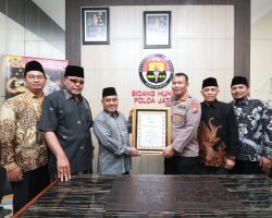 HUT Bhayangkara ke 76 Kabid Humas Polda Jatim Dapatkan Penghargaan Dari Pesantren Al Quran Nurul Falah