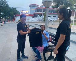 Ajak Masyarakat Perangi Narkotika,Satresnarkoba Polres Pasuruan Kota Berbagi Kaos HANI untuk Warga