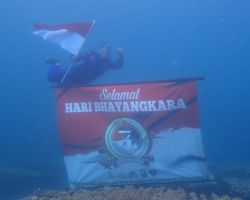 Pengibaran Bendera Merah Putih di Bawah Laut oleh Satpolair Polresta Banyuwangi Semarakkan Hari Bhayangkara Ke-76