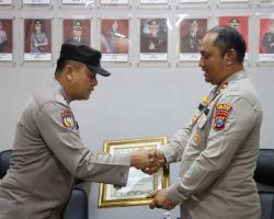 Pertemukan Kembali Kakek Muhadi dengan Keluarga,Kapolres Trenggalek Berikan Penghargaan Aiptu Haris Fadillah