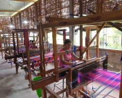 Dukung Usaha Tenun Lokal, PLN Bantu Pengrajin Tenun Tebusalah Bali