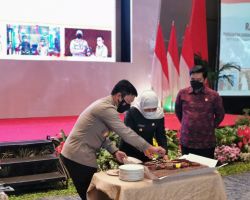 Dipenghujung Rakor GTR Agraria, Kapolda Jatim Dapat Kejutan Kue Tart dan Tumpeng HUT Bhayangkara-76 dari Gubernur Jatim