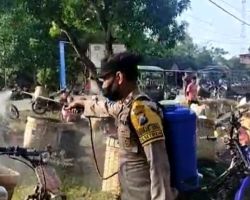 Bersama Dinas Pertanian, Polres Ponorogo Gelar Penyemprotan Cegah Penyebaran PMK