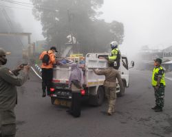 Bersama Pemkab Tangani PMK, Polres Magetan Lakukan Pemeriksaan Kendaraan Hewan Ternak di Perbatasan Antar Kota dan Provinsi