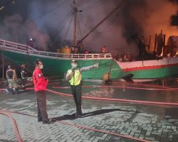Polres Tanjung Perak Amankan TKP Kebakaran Dua Kapal di Pelabuhan Kalimas Surabaya