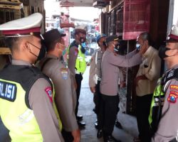 Tekan Angka Lonjakan Covid-19 Polsek Gubeng Berikan Himbauan Prokes  dan Bagikan Masker pada Masyarakat