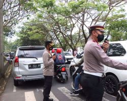 Kapolres Klungkung Turun Langsung Urai Kemacetan Arus Lalu Lintas di Pura Goa Lawah