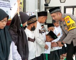 Polisi Peduli, Kapolres Jombang Berikan Santunan dan Bea Siswa Bagi Pelajar Berprestasi