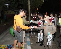 Polres Kediri Patroli Skala Besar Berbagi Masker Cegah Penyebaran Covid-19