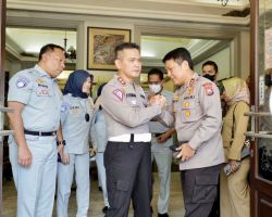 Kapolda Jatim Dampingi Kunker Kakorlantas Polri, Berikan Sosialisasi Penghapusan Registrasi Ranmor